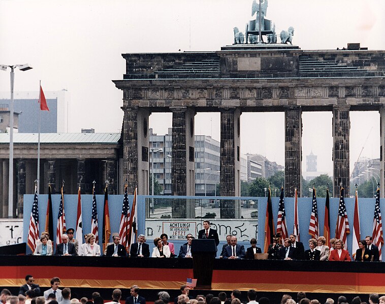 Fil:Reagan vor dem Brandenburger Tor.png