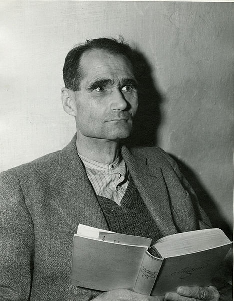 Fil:Rudolf Hess at Nuremberg prison.jpg