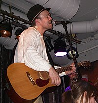 Stiko Per Larsson uppträder på O-baren i Stockholm 2008