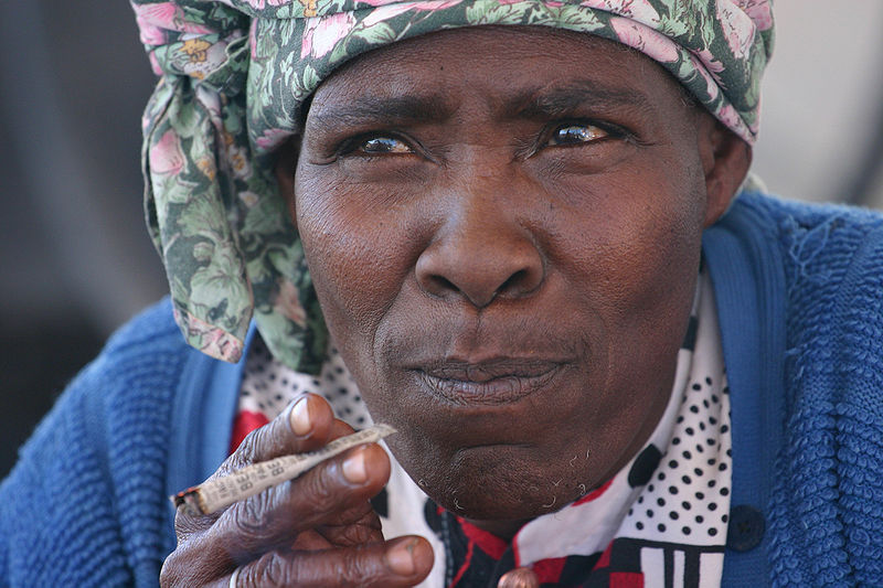 Fil:Nama Woman Smoking Kalahari Desert Namibia Luca Galuzzi 2004.JPG