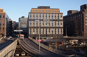  Vasagatan mellan Vattugatan (till vänster) och Herkulesgatan före och efter Norrmalmsregleringen. Bilden till vänster är från 1965, bilden till höger från 2009. Alla gamla byggnader är borta, Vattugatan och Herkulesgatan är på- och avfartsramper till Klaratunneln. Längs till höger syns Hotel Sheraton och i bakgrunden i mitten Elefanten. 
