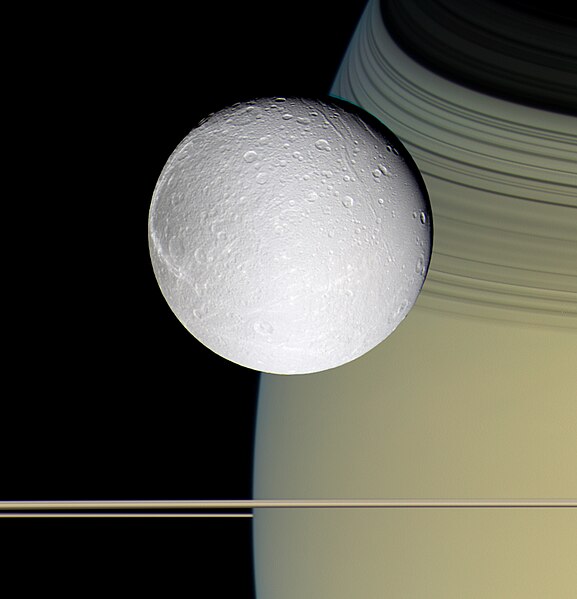 Fil:Dione and Saturn.jpg