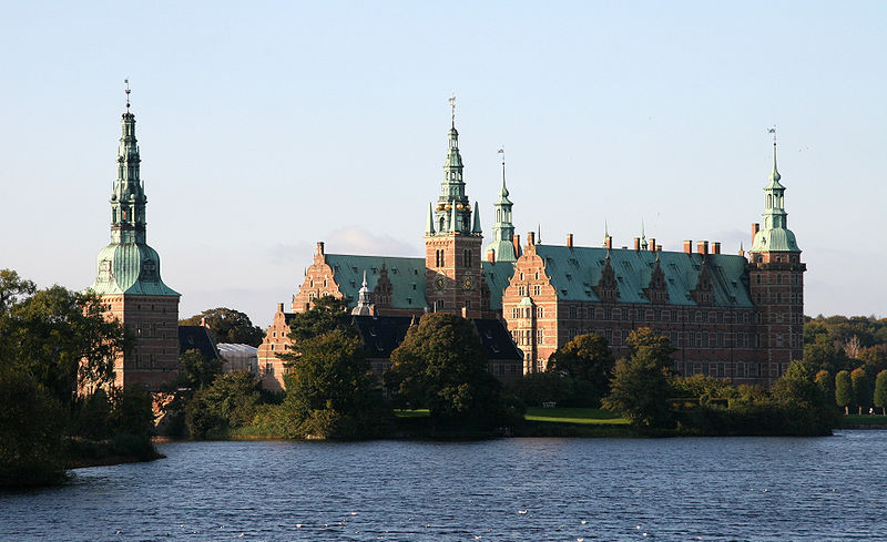 Fil:Frederiksborg Slot Hilleroed Denmark viewed from townsquare.jpg