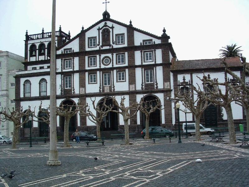 Fil:Ponta Delgada - square and house.JPG