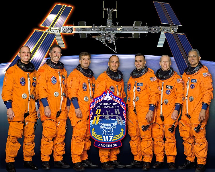 Fil:STS-117 new crew photo.jpg