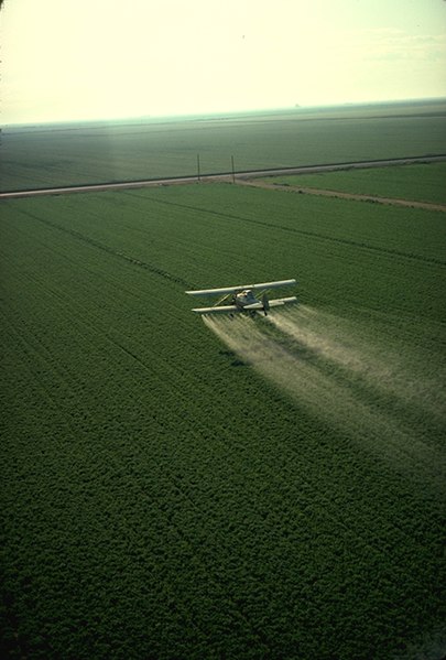 Fil:Cropduster spraying pesticides.jpg