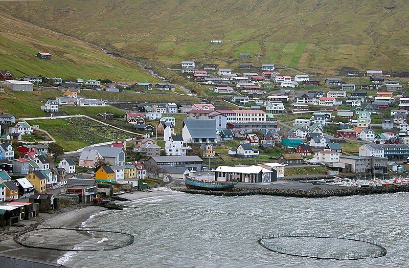 Fil:Fuglafjordur, Faroe Islands, beach.jpg