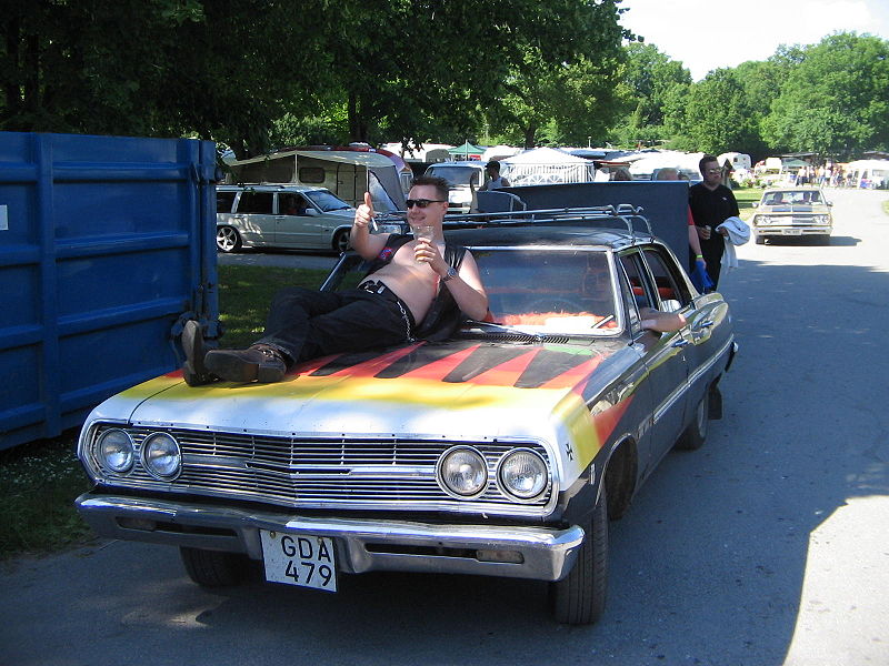Fil:60's car, unknown model and a raggare at Power Big Meet 2005.jpg