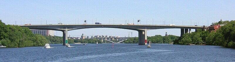 Gröndalsbron mot öst med Västerbron och Stadshuset i bakgrunden. Foto: Holger Ellgaard