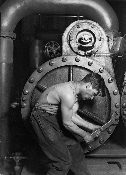 Fil:Lewis Hine Power house mechanic working on steam pump.jpg