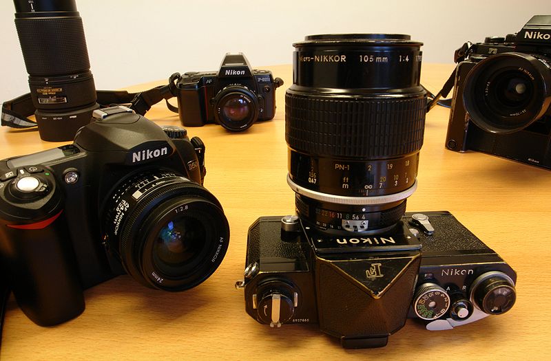 Fil:Four generations of nikon cameras.jpg
