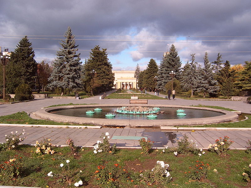 Fil:Gori park i fontana ispred staljinovog muzeja.jpg