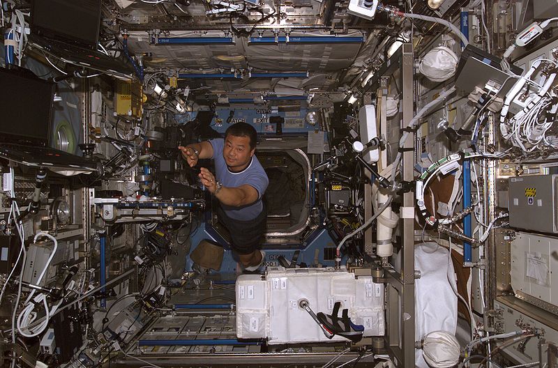 Fil:Leroy Chiao inside Destiny space lab.jpg