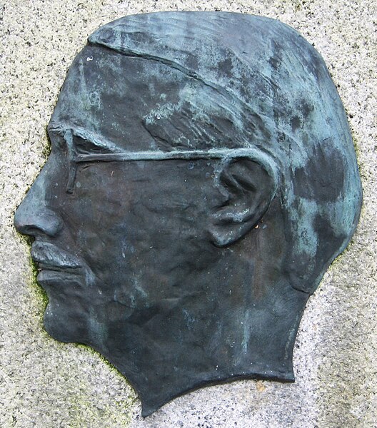 Fil:Portrait relief of swedish author Frank Heller lund sweden.jpg