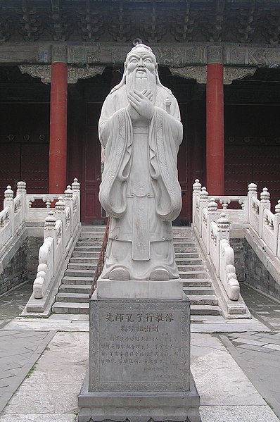 Fil:Confucius Statue at the Confucius Temple.jpg