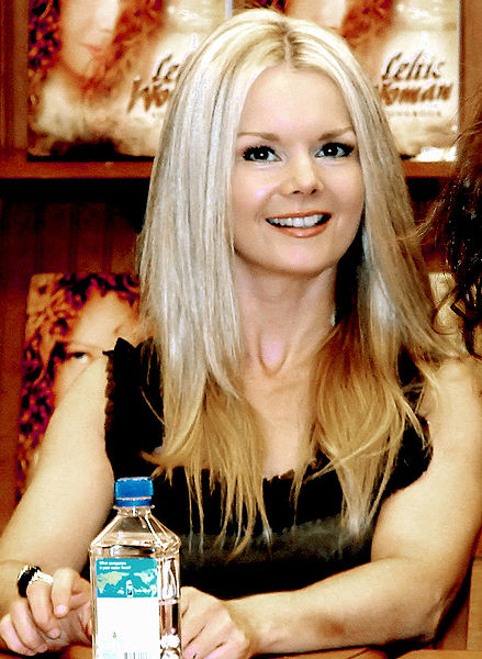 Fil:Mairead Nesbitt BN signing cccadj.jpg