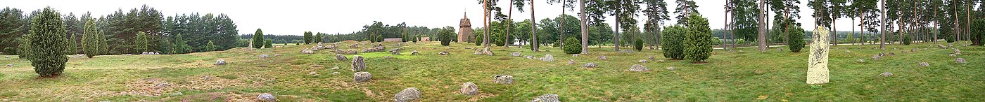 Hjortsberga gravfält från söder mot kyrkan med landsvägen till höger.