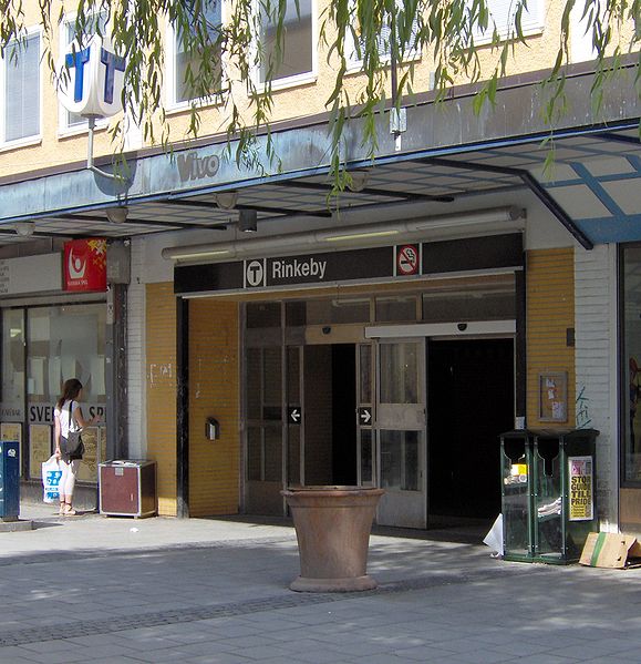 Fil:Rinkeby tunnelbanestation, ingång.JPG