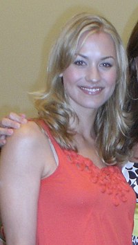 Yvonne Strahovski 2008.jpg