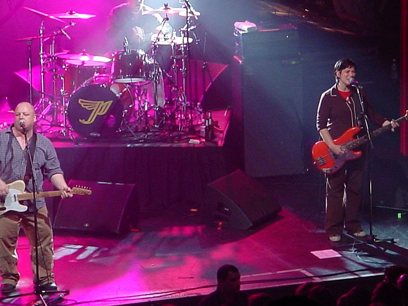 Fil:Pixies in Kansas City, October 1, 2004.jpg