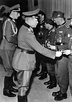 Bundesarchiv Bild 183-J28838, Guderian überreicht die Goldene Nahkampfspange.jpg
