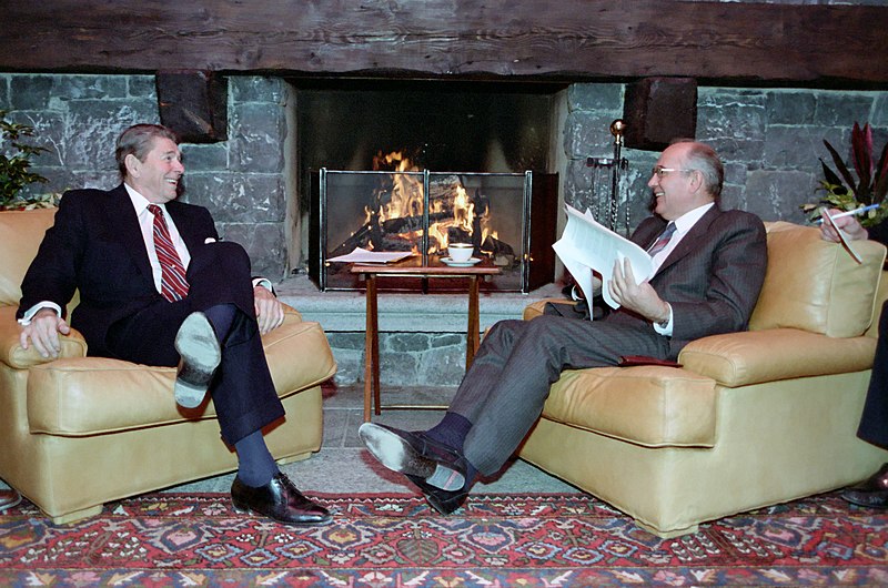 Fil:Reagan and Gorbachev hold discussions.jpg