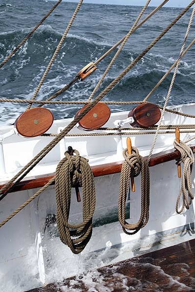 Fil:Sørlandet pulleys and belaying pin rail.jpg