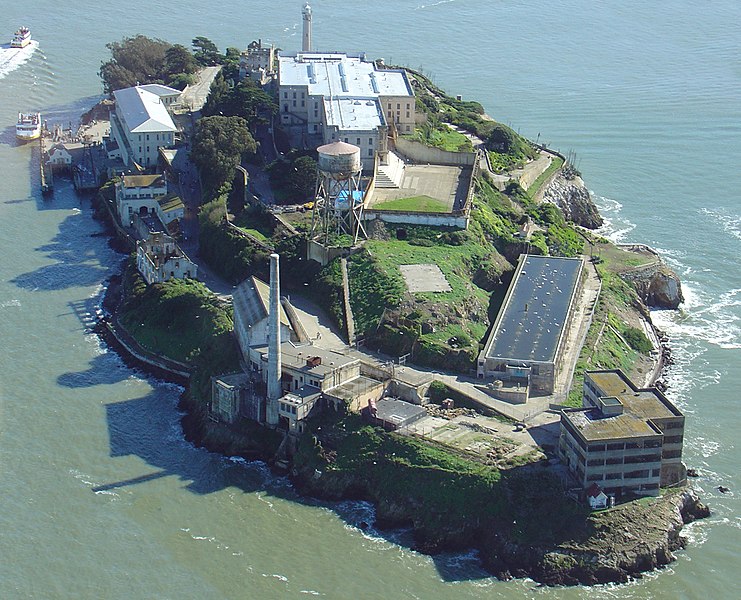 Fil:Alcatraz Island, helicopter view.jpg