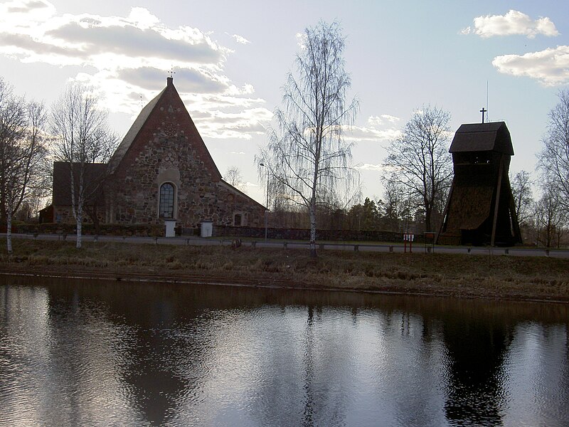 Fil:Torsångs kyrka och klockstapel i motljus.jpg