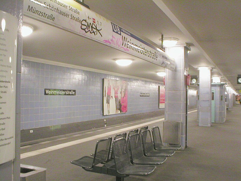 Fil:U-Bahn Berlin Weinmeisterstraße.jpg