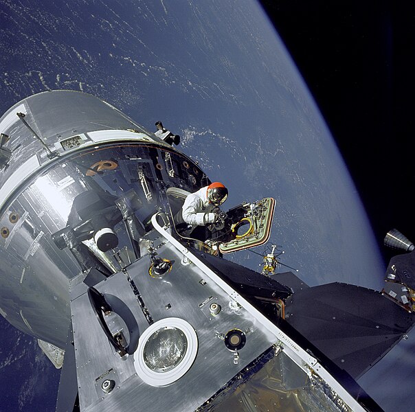 Fil:David Scott podczas lotu Apollo 9 GPN-2000-001100.jpg