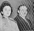 Ethel och Julius Rosenberg lämnar domstolen efter att ha dömts till döden för spioneri.
