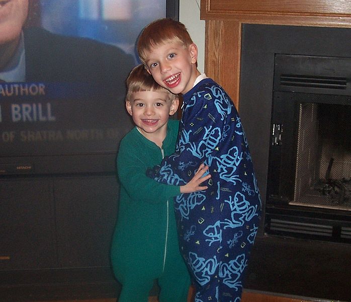 Fil:Kids in pajamas.jpg