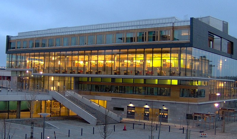 Fil:Södertörns högskolebibliotek på kvällen.jpg