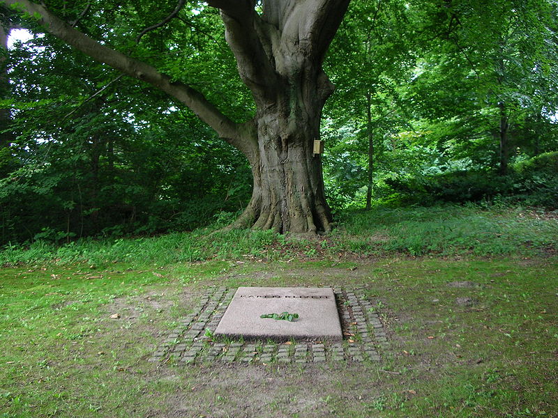 Fil:Karen Blixen's grave.jpg