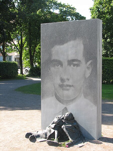 Fil:Raoul Wallenberg minnesmarke - C Gyllenhammar.jpg