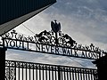 Shankly Gates vid fotbollsklubben Liverpools hemmaarena Anfield med den klassiska devisen: "You'll Never Walk Alone".