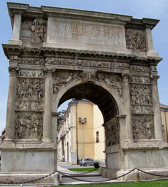 Fil:Benevento-Arch of Trajan from North.jpg