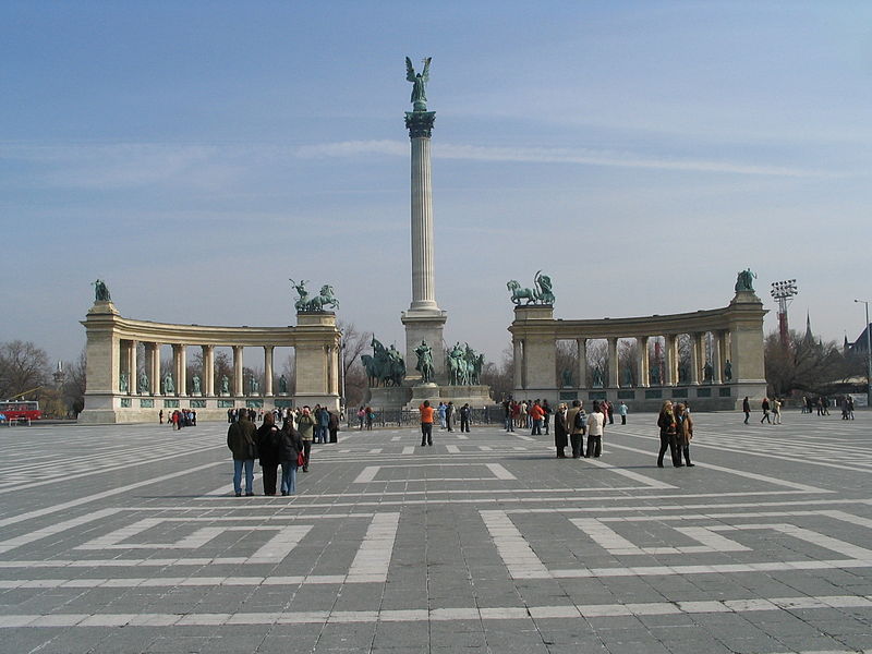 Fil:Heroes' Square in Budapest.jpg