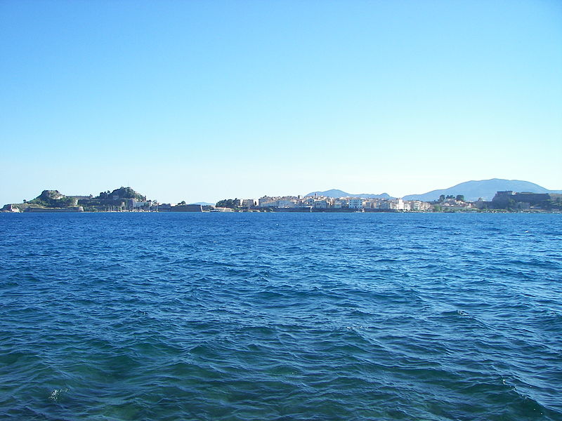 Fil:Corfu city from the sea.JPG