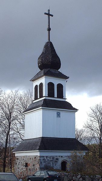 Fil:Karis kyrka klockstapel.JPG