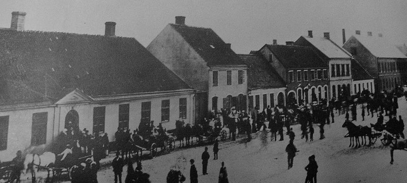 Fil:Karnevalståg på Mårtentorget kring 1900.jpg