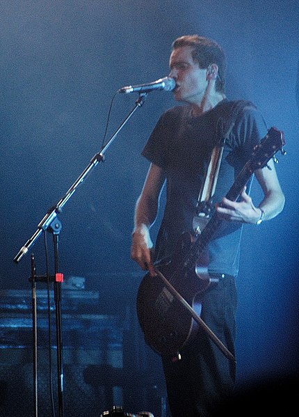 Fil:Jón Þór Birgisson at the Roskilde Festival in 2006.jpg