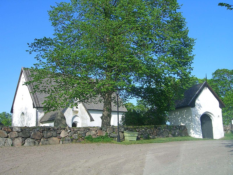 Fil:Östuna kyrka.jpg