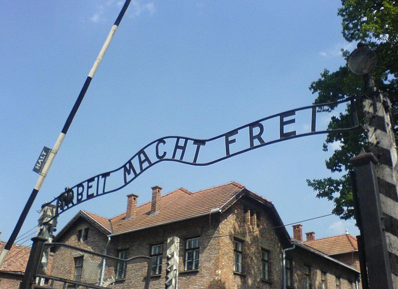 Fil:Auschwitz entrance.JPG