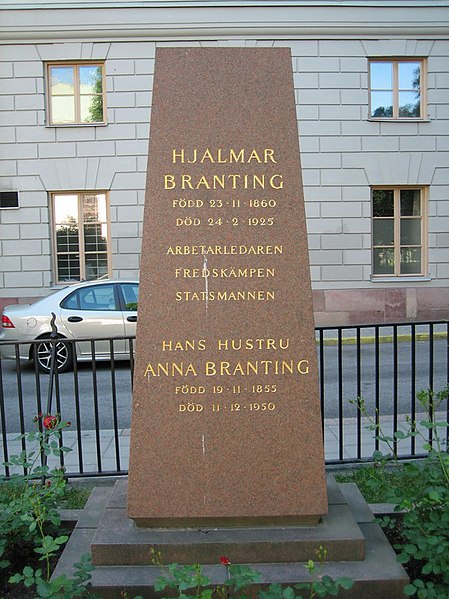 Fil:Hjalmar Branting, grav.jpg