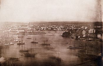 Stockholm från Mosebacke 1846. Daguerreotypi-panorama i två delar som utgör det första kända fotopanoramat av Stockholm. Rörelseoskärpa uppstod genom extrem långa exponeringstider.