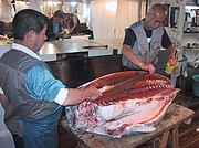 Fil:Tsukiji fish market thuna knife.jpg