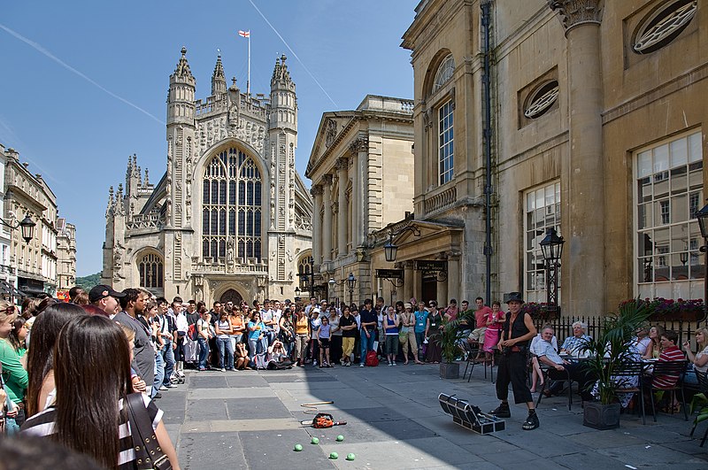 Fil:Bath Abbey and Entertainer - July 2006.jpg