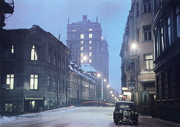 Malmskillnadsgatan före och efter Norrmalmsregleringen. Bilden till vänster är från 1946, bilden till höger från 2008, båda är tagna från Malmskillnadsgatan mot syd, norr om Kungsgatan. Byggnader på högra sidan är kvar liksom Kungstornen på vänstra sidan. Upphovsman till bilden från 1946 är stockholmsfotografen Gunnar Lundh.